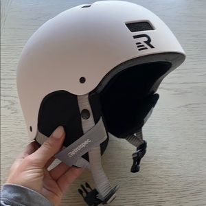 White ski or snowboard helmet, size M